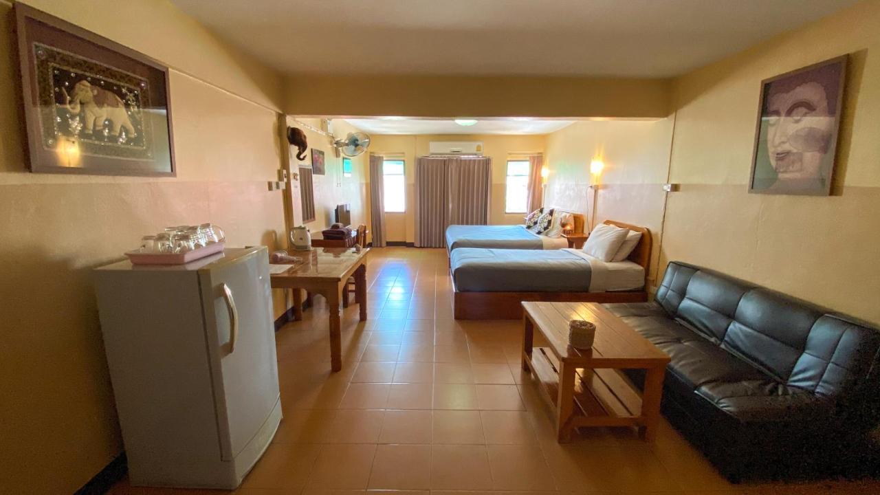 Funky Monkey Cnx - Guesthouse Chiang Mai Luaran gambar