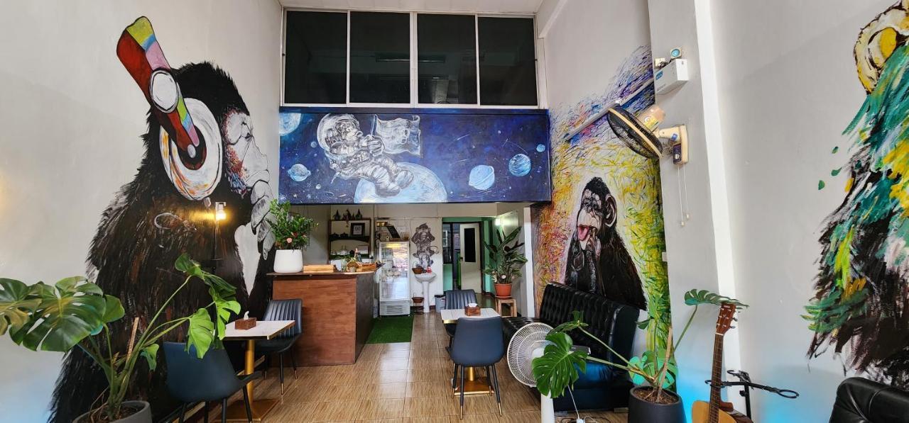 Funky Monkey Cnx - Guesthouse Chiang Mai Luaran gambar